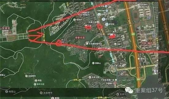 射擊場子彈射出方向（紅箭頭）有多個居民小區(qū) 。 圖片來源：交匯點(diǎn)新聞