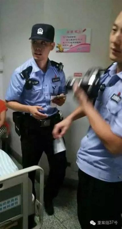 民警到醫(yī)院對秦女士體內(nèi)子彈取證調(diào)查。 受訪者供圖