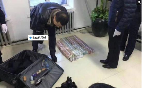 京華時(shí)報(bào)訊昨天凌晨1點(diǎn)左右，黑龍江省密山市一銀行金庫發(fā)生搶劫案。一名身穿迷彩服男子準(zhǔn)備劫取現(xiàn)金時(shí)被發(fā)現(xiàn)，致一名金庫值守人員死亡，隨后棄款而逃。目前，該男子尚未歸案，案件正在全力偵辦中。