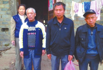 已被判死緩、在獄中服刑的4個村民的家人一直在為兒子喊冤。圖片來自網(wǎng)絡
