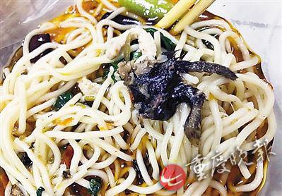 照片顯示，酸菜肉絲面有疑似老鼠腿物體。(圖片來(lái)自網(wǎng)絡(luò))