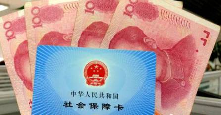從今年1月1日開始，原有的失業(yè)保險(xiǎn)費(fèi)率是1.5%的有22個(gè)省份，包括新疆生產(chǎn)建設(shè)兵團(tuán)，可以在確保失業(yè)保險(xiǎn)金按時(shí)足額發(fā)放、穩(wěn)崗補(bǔ)貼順利實(shí)施的基礎(chǔ)上，可以降低0.5個(gè)百分點(diǎn)。個(gè)人的費(fèi)率不超過單位的費(fèi)率。