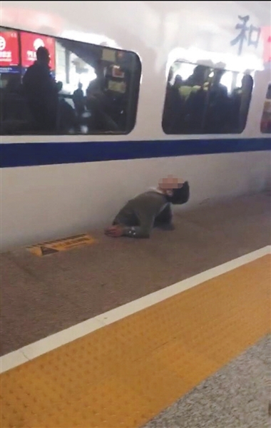 視頻顯示，一男子下半身被卡在站臺(tái)與列車之間縫隙。