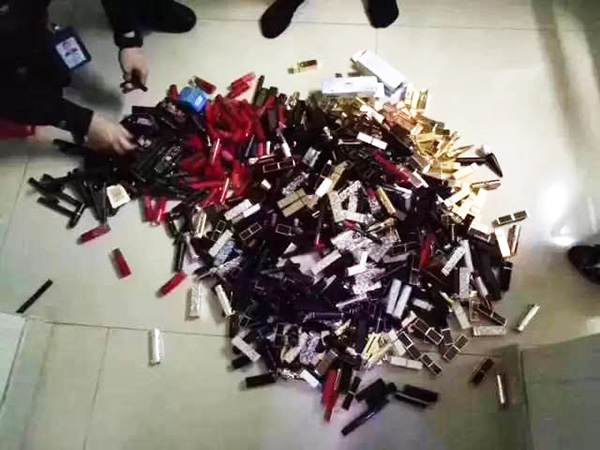 民警搜查出來(lái)的口紅。