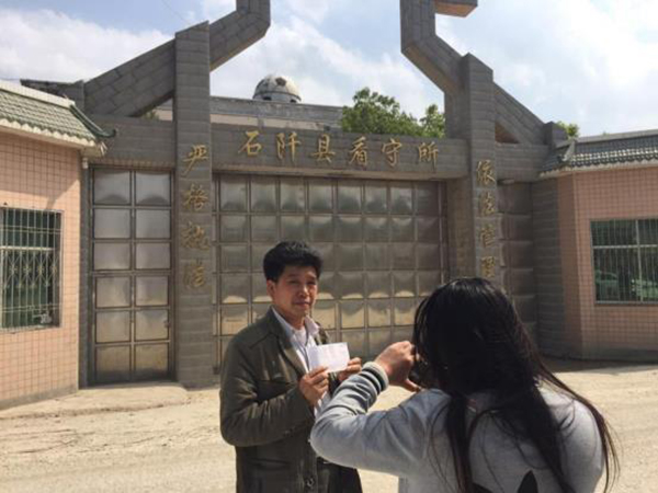 陳全松父親給看守所中的兒子交生活費(fèi)。
