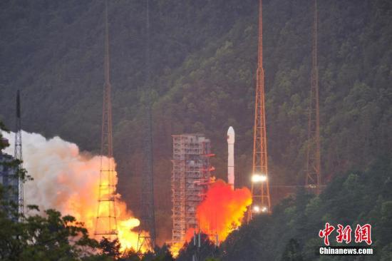 4月12日19時04分，中國西昌衛(wèi)星發(fā)射中心成功發(fā)射實踐十三號衛(wèi)星。 葉樂峰 攝