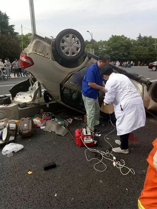 不值！小車(chē)四腳朝天司機(jī)身亡 死者只為偷幾罐奶粉