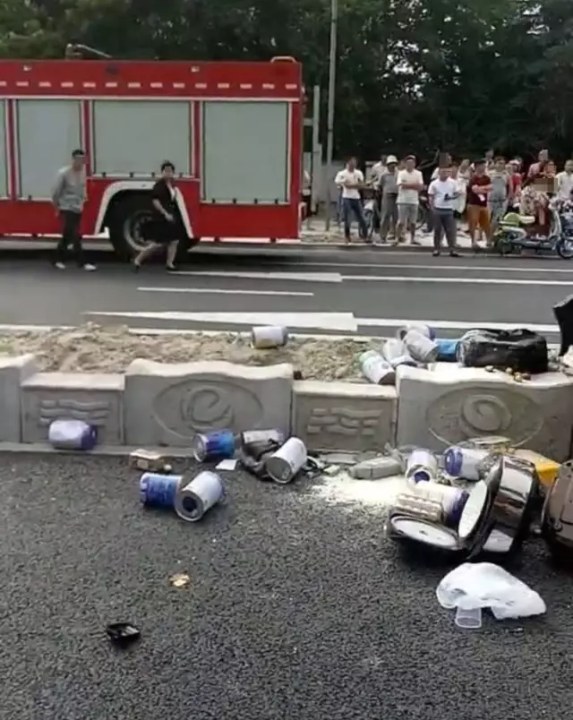 不值！小車(chē)四腳朝天司機(jī)身亡 死者只為偷幾罐奶粉