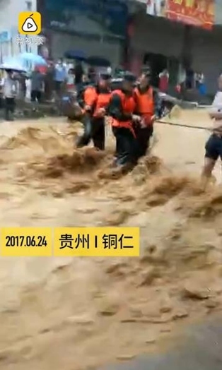 圖為6月24日，貴州銅仁多個(gè)區(qū)縣遭暴雨襲擊。