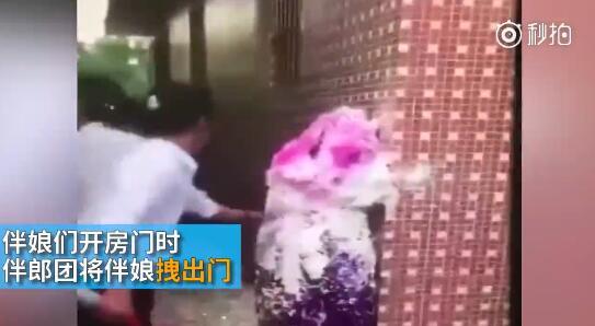 據澎湃新聞消息，近日廣東江門開平某村又現(xiàn)惡俗婚鬧。男方兄弟團去接新娘的時候，先用彩帶對著姐妹團狂噴，后來甚至有人用滅火器直接噴伴娘面部，害的伴娘差點被送進醫(yī)院。