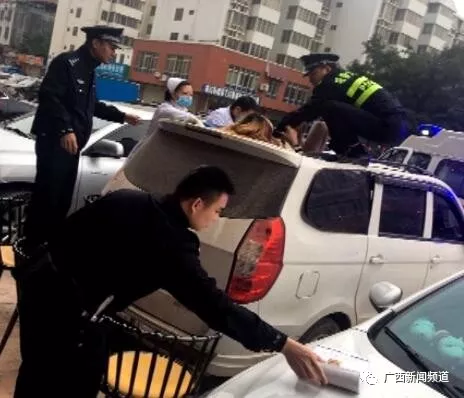 ▲女子跌落至一面包車車頂，民警和醫(yī)護(hù)人員將其救下。
