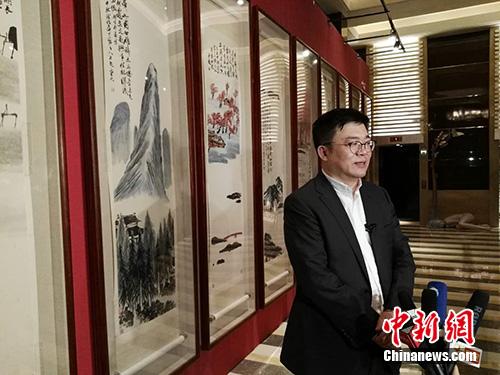 北京保利拍賣執(zhí)行董事趙旭在當(dāng)晚接受采訪。<a target='_blank'  _fcksavedurl='http://www.chinanews.com/' _fcksavedurl='http://www.chinanews.com/' >中新網(wǎng)</a>記者 宋宇晟 攝