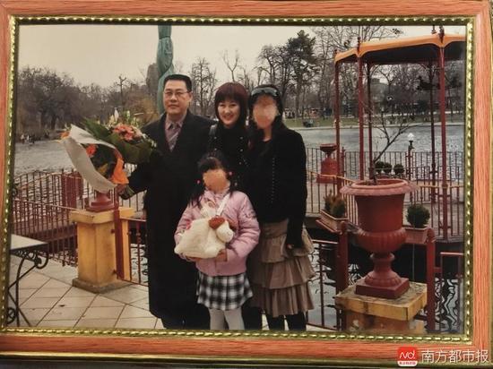 回國(guó)之前的張津華和王煥凱，兩個(gè)可愛(ài)的女兒，一家四口曾經(jīng)幸福的生活。