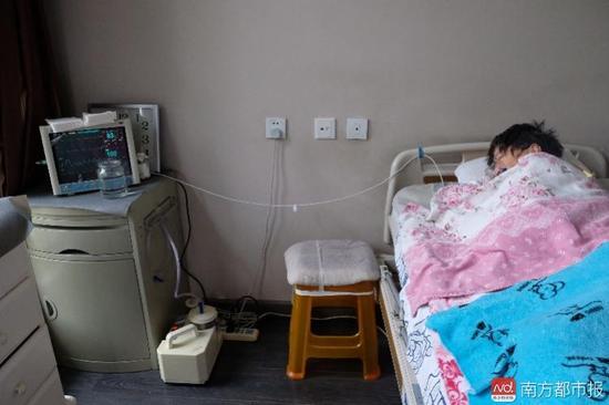 為了照顧張津華，家人把家里的房間變成了病房。氧氣管、心電圖、呼吸機(jī)、排痰機(jī)、鼻飼管、藥柜……（羅逸爵 攝）