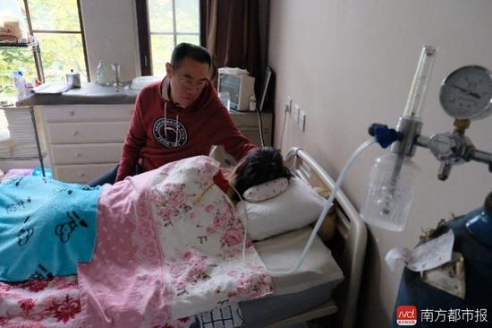 氧氣的轟隆聲，一刻不停地在這個(gè)家里“吵”了九年多。（羅逸爵 攝）