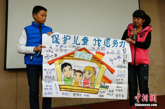 12月4日，由全國婦聯(lián)和聯(lián)合國兒童基金會在北京共同舉辦了“共同行動——停止對兒童暴力，促進兒童保護”的主題宣傳活動。圖為活動兒童代表以繪畫的形式說出他們的心聲。<a target='_blank'  _fcksavedurl='http://www.chinanews.com/'>中新社</a>發(fā) 富田 攝
