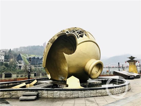 △茅臺鎮(zhèn)1915廣場著名的“壇碎”雕塑。