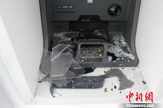 被砸的ATM機。萬山警方提供