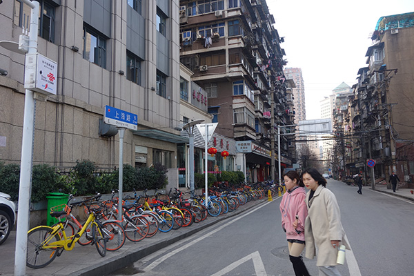 上海路的兩邊，大多是一些老房子。