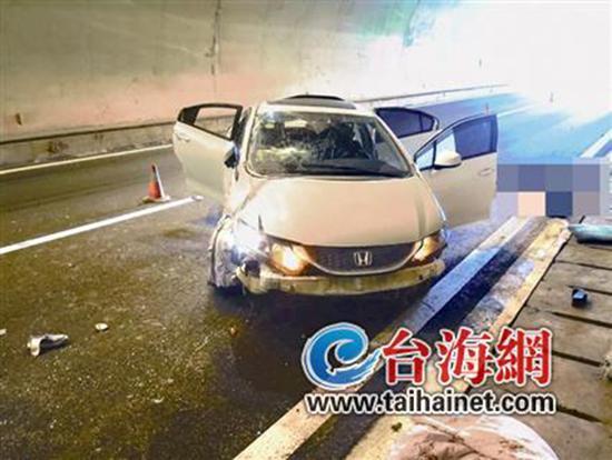 小車在龍巖高速隧道內(nèi)翻車，擋風(fēng)玻璃脫落。 臺(tái)海網(wǎng) 圖