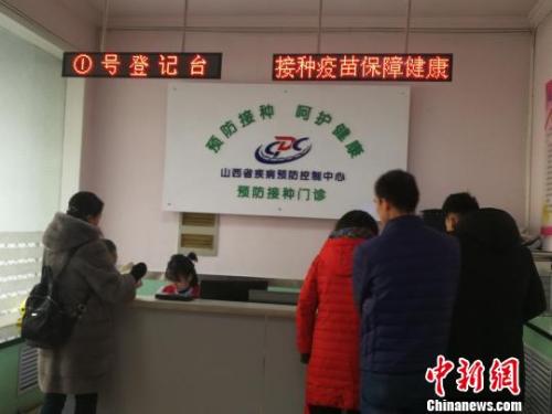 當(dāng)日，山西省疾病預(yù)防控制中心門診部擠滿了前來(lái)接種和咨詢四價(jià)宮頸癌疫苗的女性。 范麗芳 攝