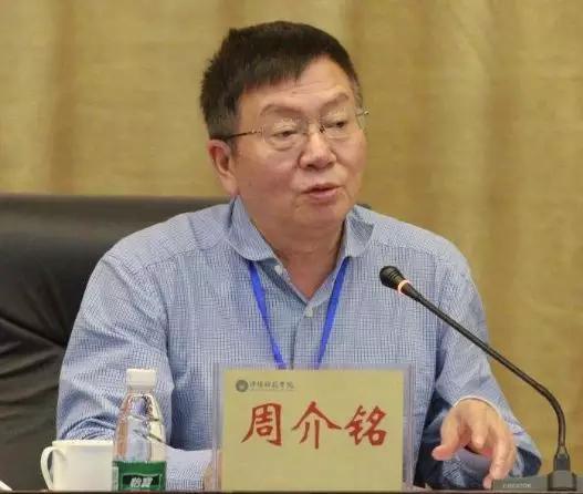 今次落馬的雷寒出生于1957年7月，其學習、工作都在重慶醫(yī)科大學。