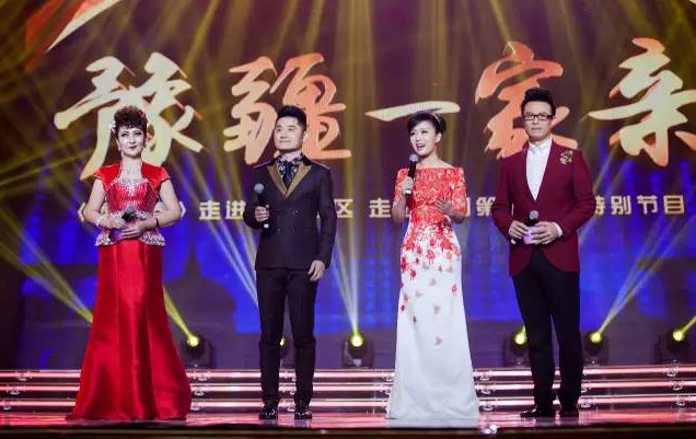 主持人：白燕升、龐曉戈、關(guān)楓、熱娜·古麗（從右到左）