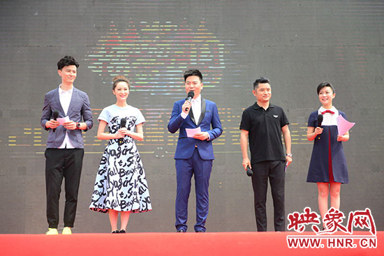 電視臺(tái)主持人與電臺(tái)主播搭檔主持，讓人耳目一新