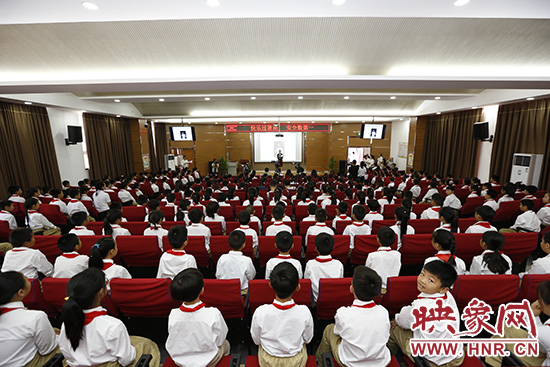 “快樂過暑期，安全數(shù)第一”系列活動新聞發(fā)布會在河南省鄭州市天明路小學大禮堂舉辦