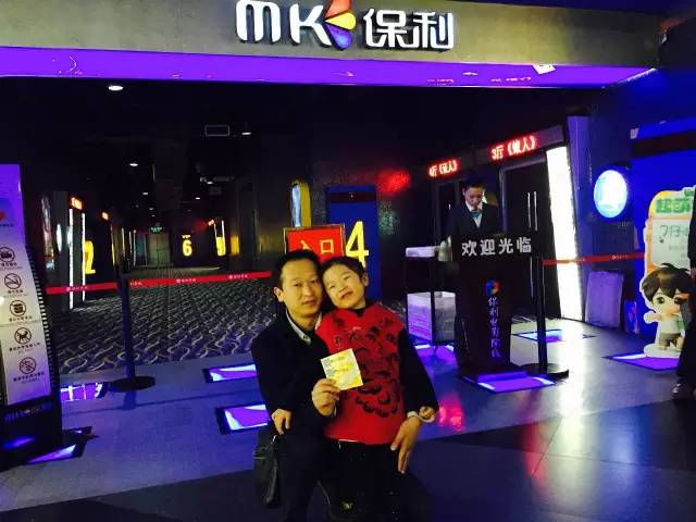 再來(lái)看兩個(gè)萌娃，表情都好有戲！