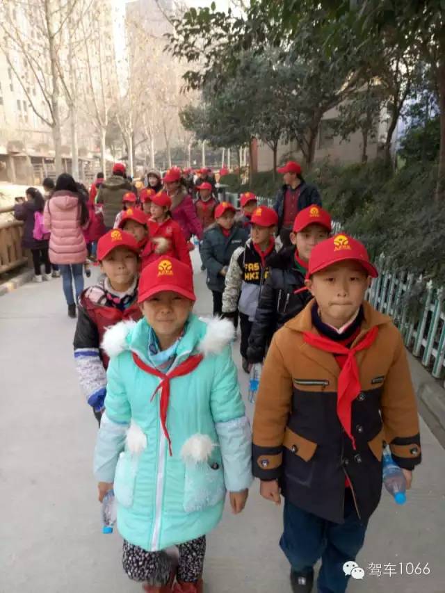 脖子上戴著紅領(lǐng)巾，頭上頂著小紅帽，排著整齊的隊(duì)伍——出發(fā)！
