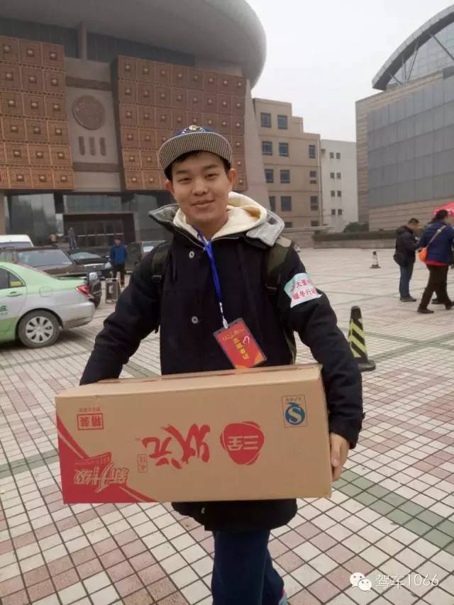 河南電臺(tái)1066主持人小澤，搬送愛心餃子。