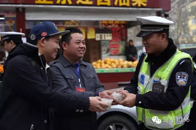 新華社攝影記者李博，也隨我們1066小分隊(duì)一路同行他也為我們記錄下了一幕幕溫暖的瞬間。