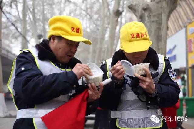 1066小分隊(duì)和志愿者來到金水路文化路，給這里執(zhí)勤的交警和協(xié)管送去暖心餃子。