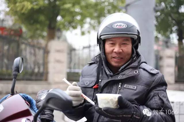 1066小分隊(duì)來到紫荊山（摩的司機(jī)、出租車司機(jī)、市民)，給他們送去餃子。
