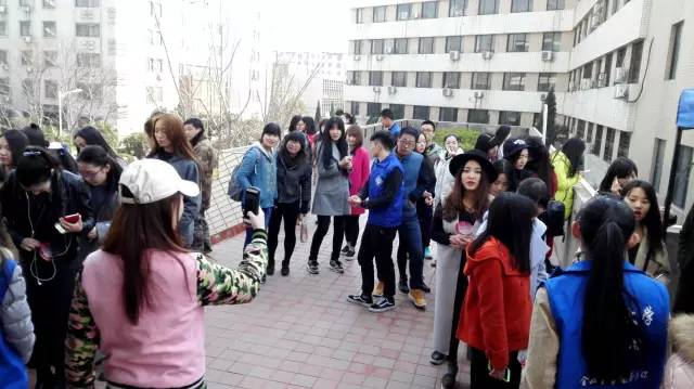 還沒開始時大家已經(jīng)開始有序排隊了，棒棒噠！