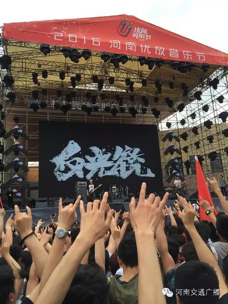 這么多朋友！默契的舉著一個(gè)手勢(shì)！