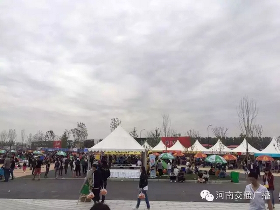 雖然天空已經(jīng)烏云密布，但大家的熱情絲毫不減！