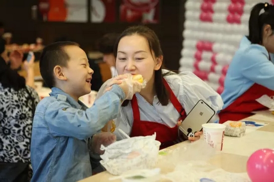 首次下廚的小男子漢，最想分享的人當然是最愛的媽媽