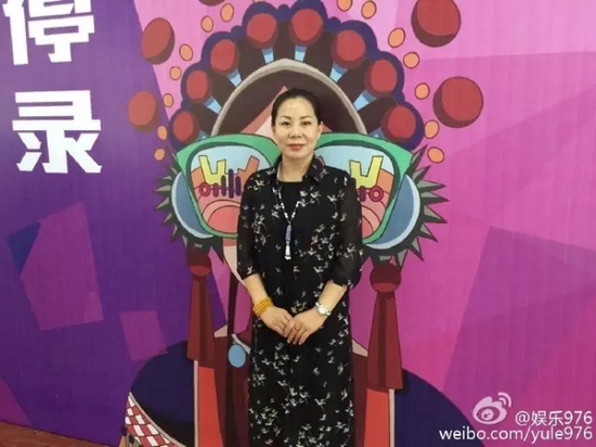 河南大愛(ài)劇團(tuán)代表張艷紅講述自己帶領(lǐng)團(tuán)里的演員參與挑戰(zhàn)的故事。
