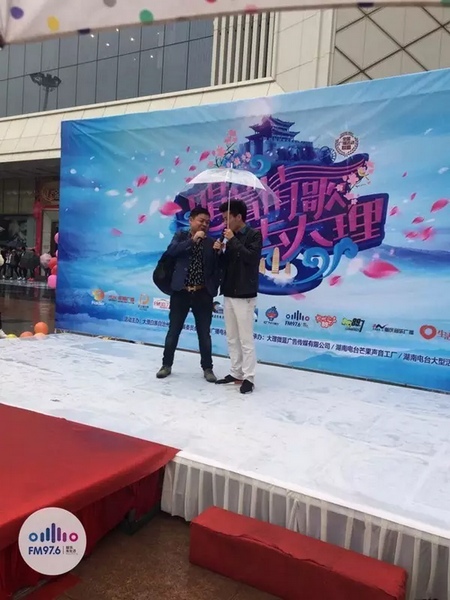 這位男士向遠(yuǎn)在家鄉(xiāng)的妻子隔空表白，勇氣真是大大的，您對妻子的愛，已經(jīng)超越萬水千山。