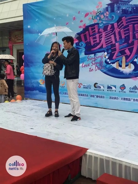 這是一位在校大學(xué)校，暗暗的喜歡純純的愛。