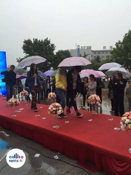 　　好友從屏幕后面走出來，他們特意從陜西、平頂山趕來為兩人送出祝福。
