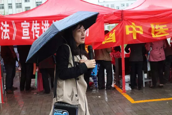 《健康河南》主播柳青也一直在雨中，不畏寒冷，引導大家排隊掛號，指路，排憂解難……