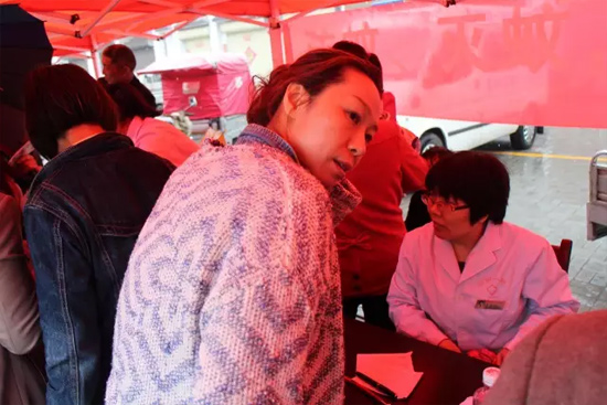 了解到有老人看病不方便，河南電臺1074綠色頻道活動小組欒老師將醫(yī)生請到老人身邊，親自為她診斷。