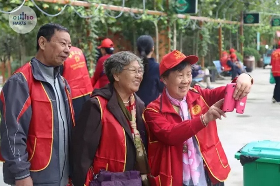 爺爺奶奶叔叔阿姨被盛運莊園的景致吸引，紛紛拍照留影