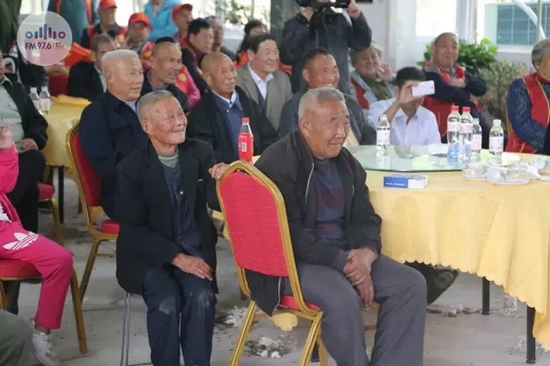 臺上展風(fēng)采，臺下笑開懷