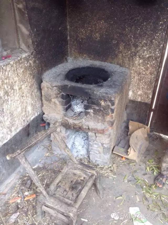走訪另一個(gè)貧困家庭，進(jìn)去之后才知道什么是真正的一貧如洗、家徒四壁。