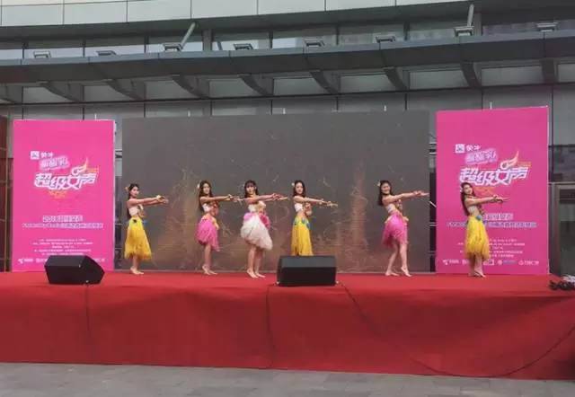 伴隨著舞蹈演員們的開場，比賽在上午10點半正式拉開序幕