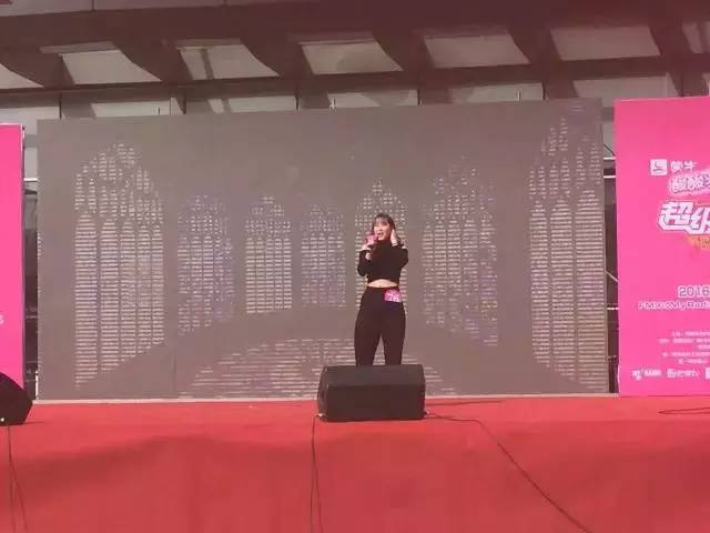 這pose一看就是在飆高音，猜猜看她唱的是哪首歌？